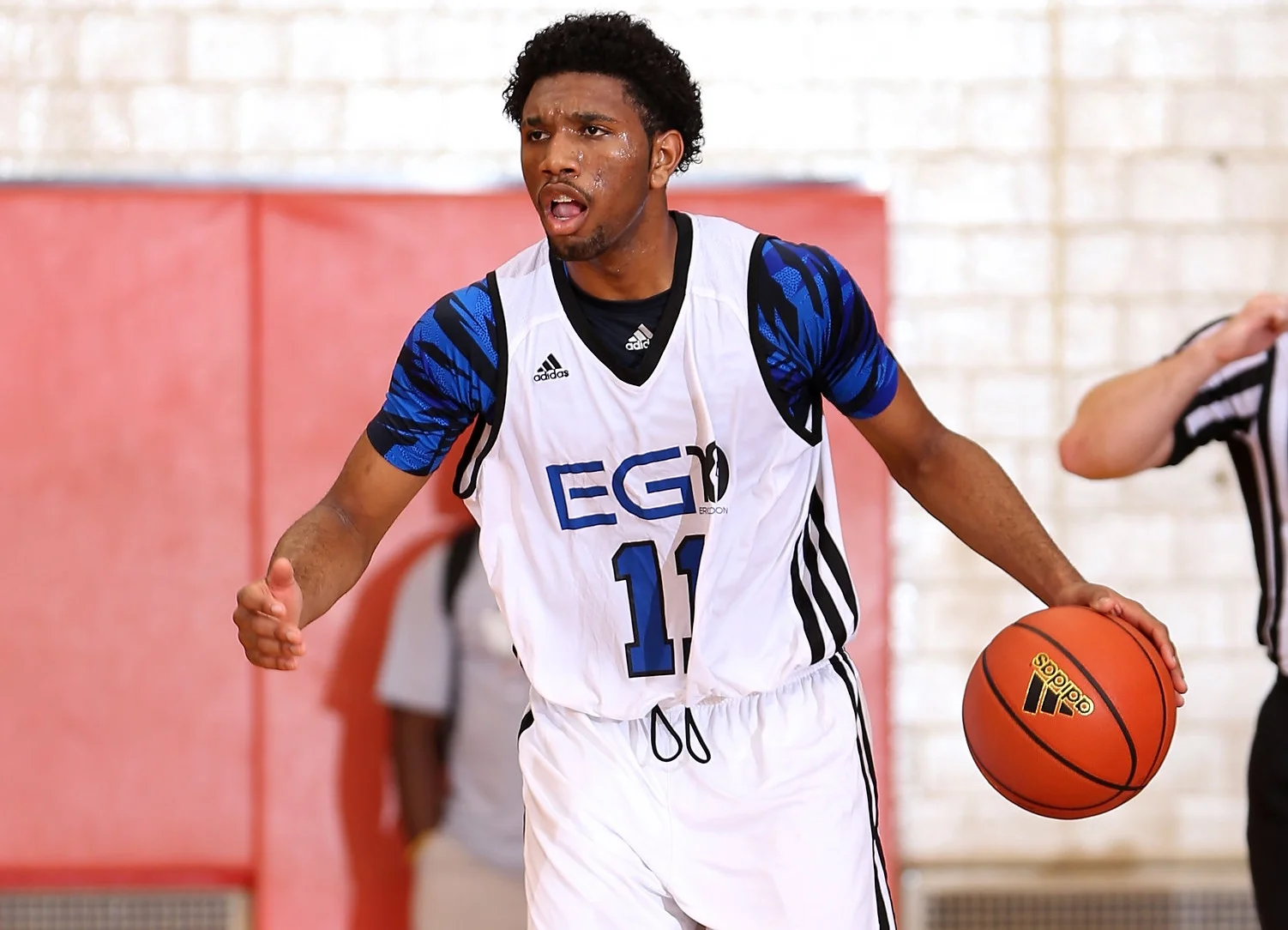 Basketball athlete handling the ball