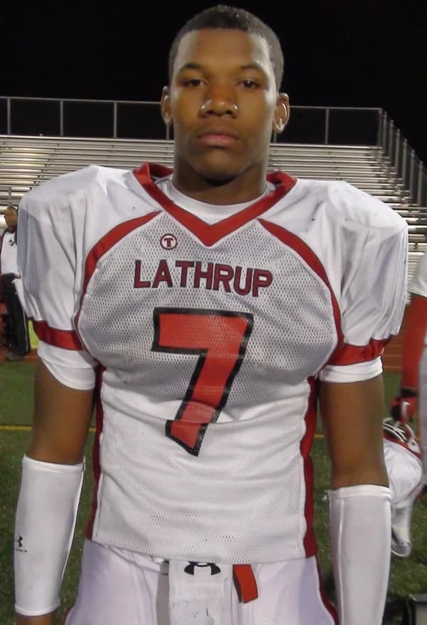 Jamal Lyles playing high school football